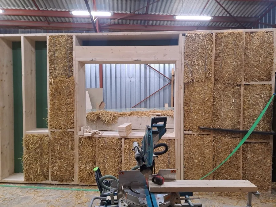 Ossature bois montée sur un chantier d’éco-construction dans le Jura