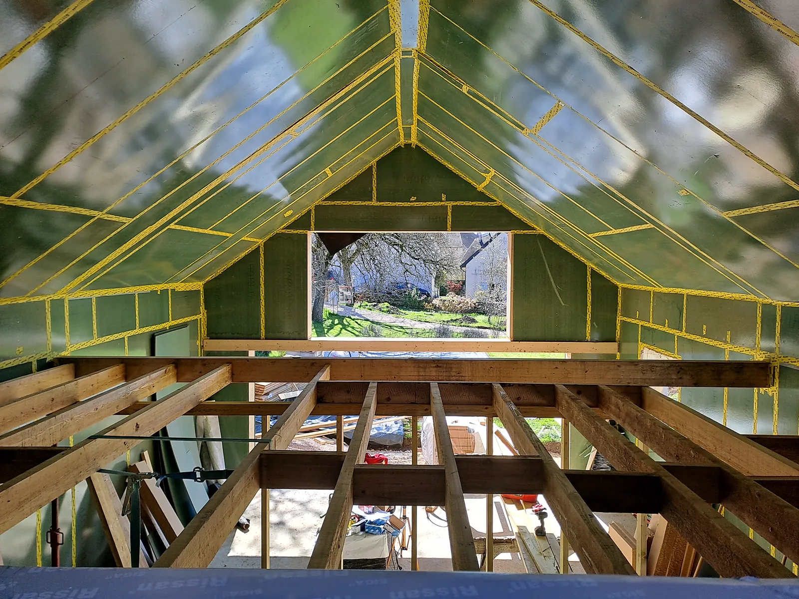 Chantier d’ossature bois et isolation paille en cours dans le Jura