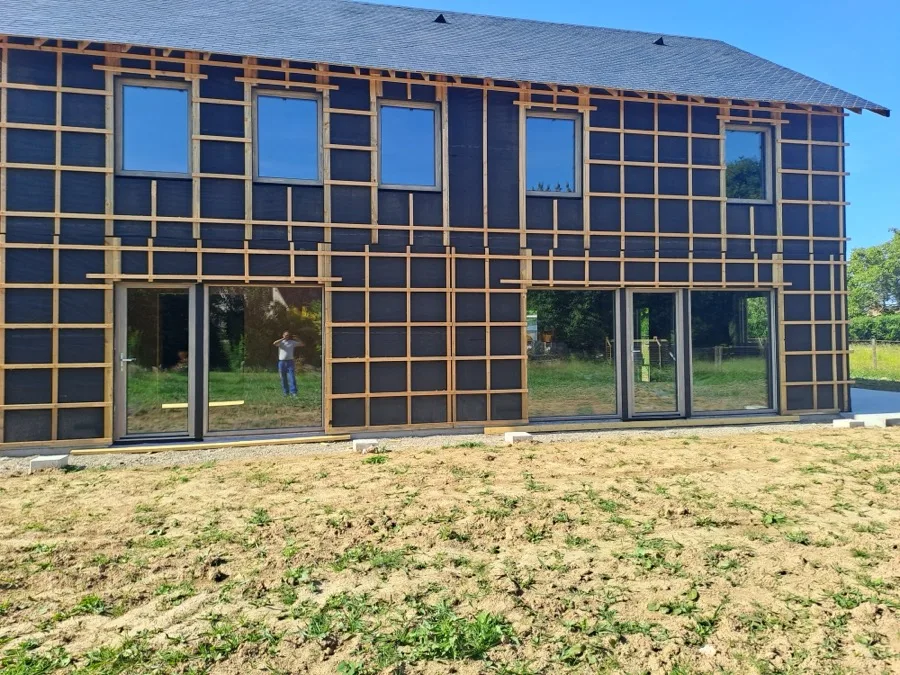 Grandes baies vitrées posées sur une façade ossature bois