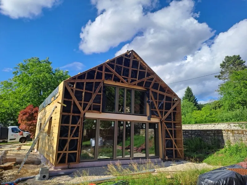 Ossature bois montée sur un chantier d’éco-construction dans le Jura