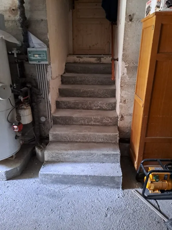 Escalier en béton brut réalisé sur mesure dans le Jura