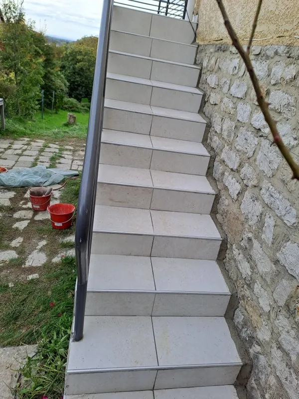 Escalier extérieur carrelé, finition soignée, Jura