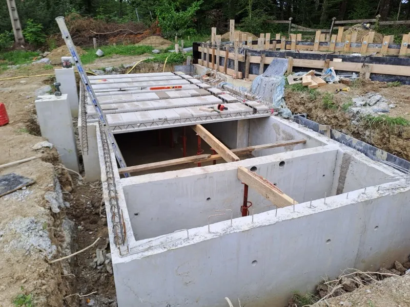 Fondations coulées sur un chantier de construction dans le Jura